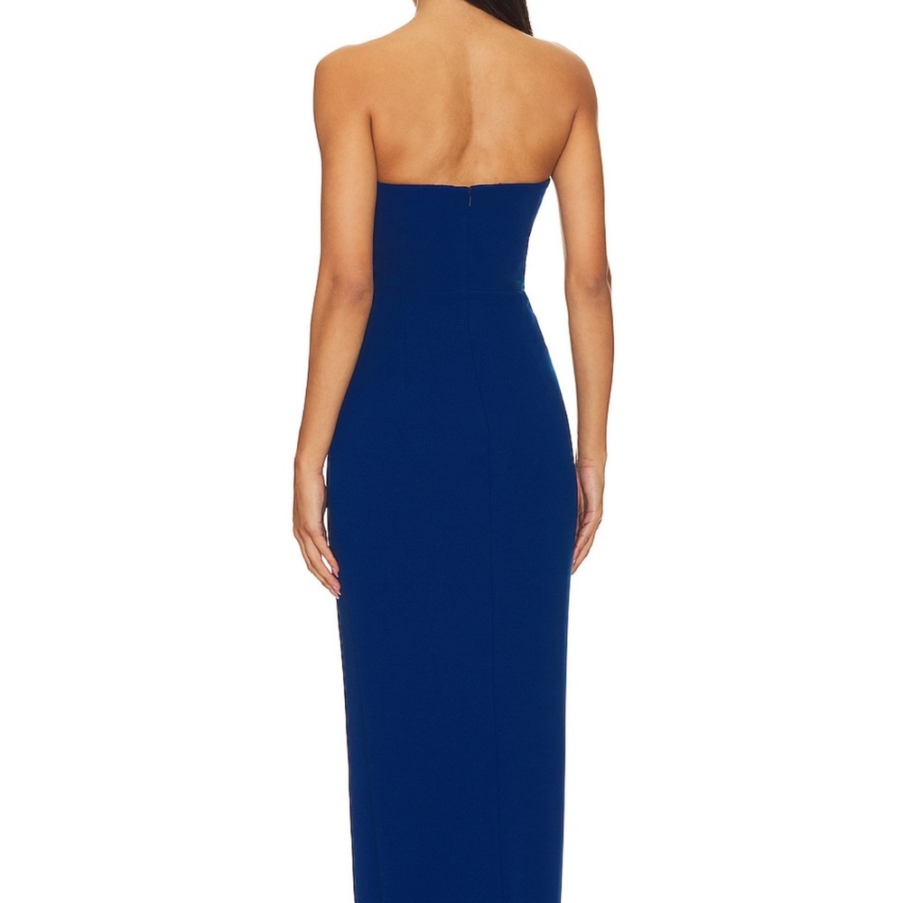 Katie May Pamela Gown in Ocean - Picture 2 of 3